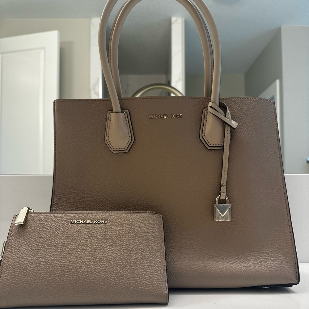 Micheal Kors wallet and purse